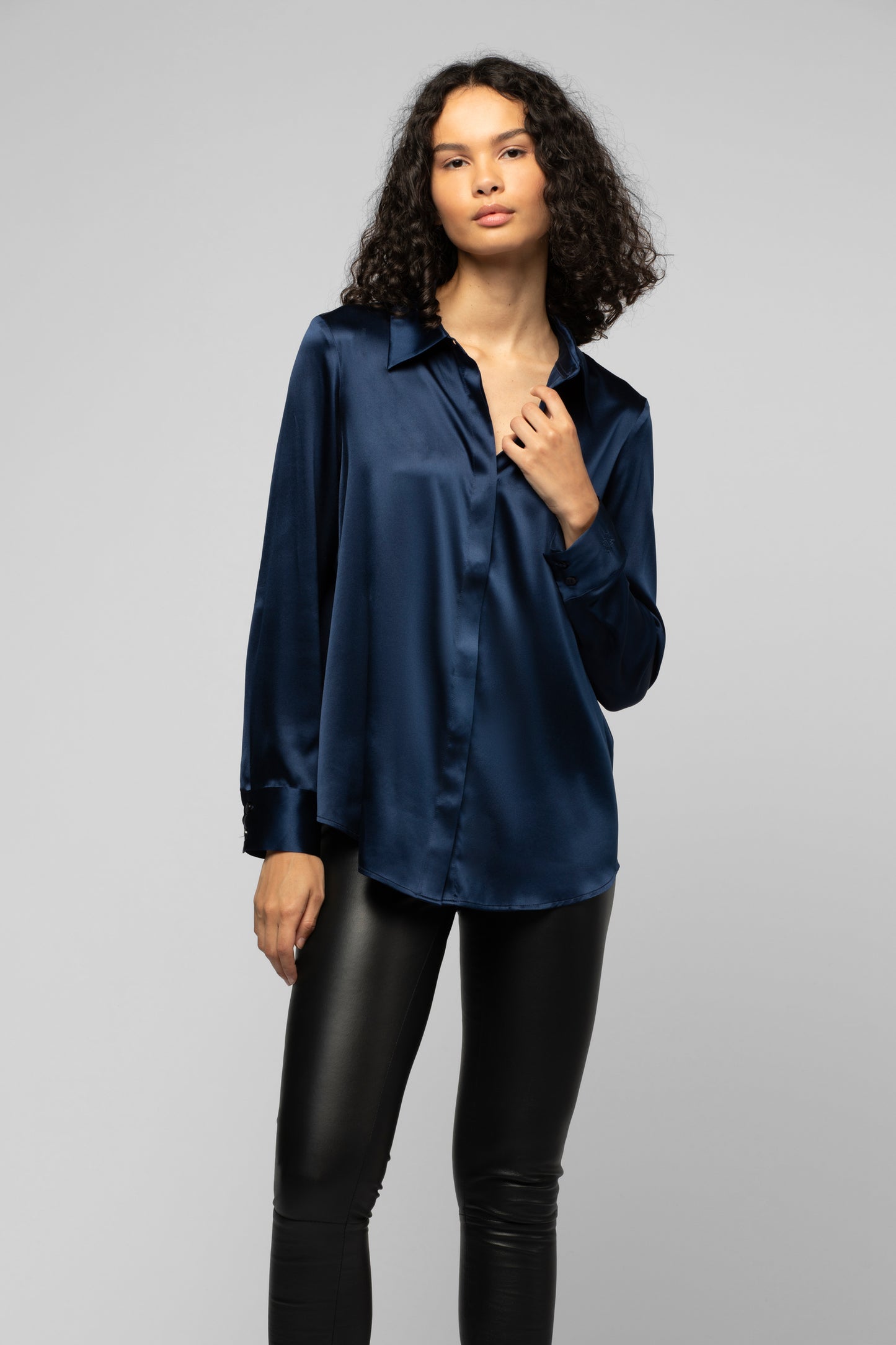 Chemise Levy bleu marine en soie mode femme luxe
