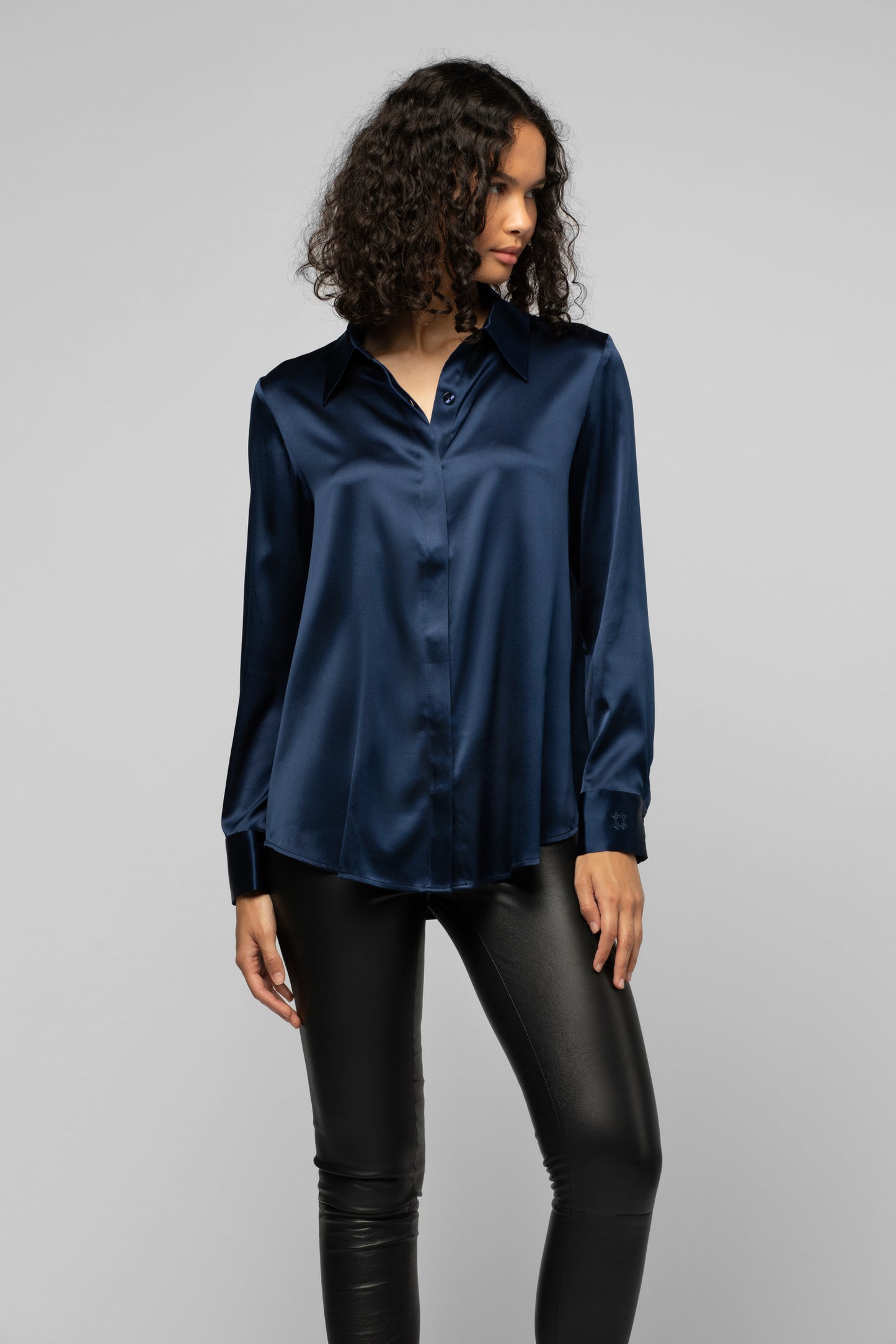 Chemise Levy bleu marine en soie mode femme luxe