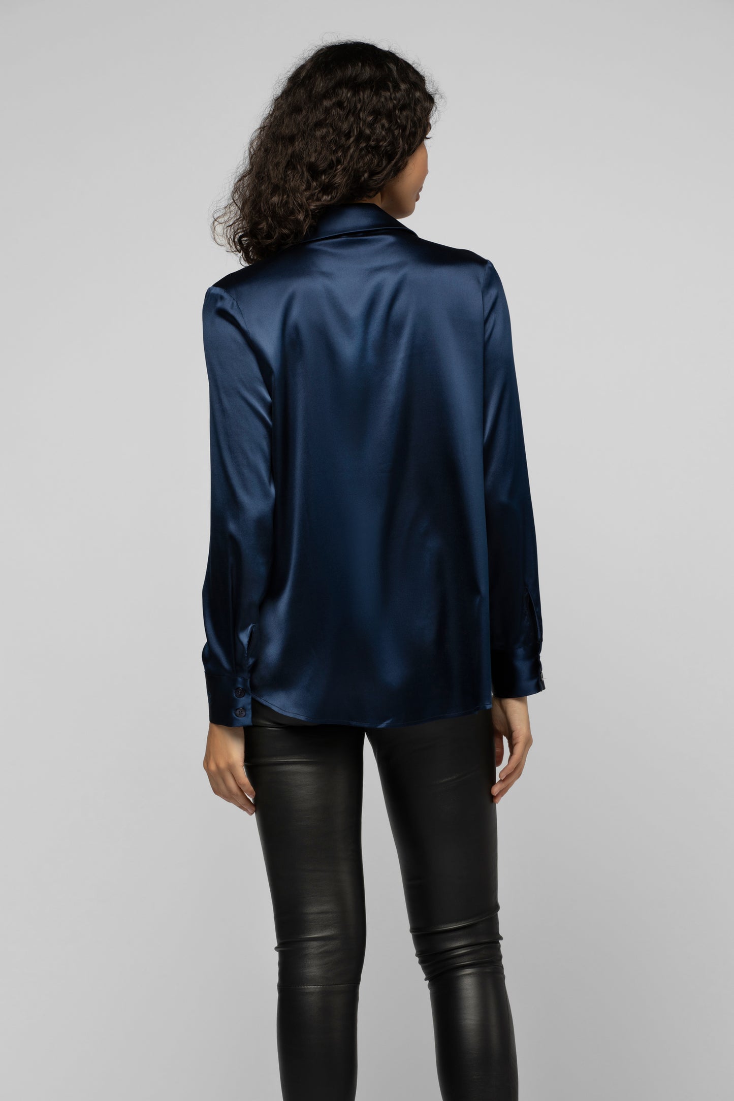Chemise Levy bleu marine en soie mode femme luxe