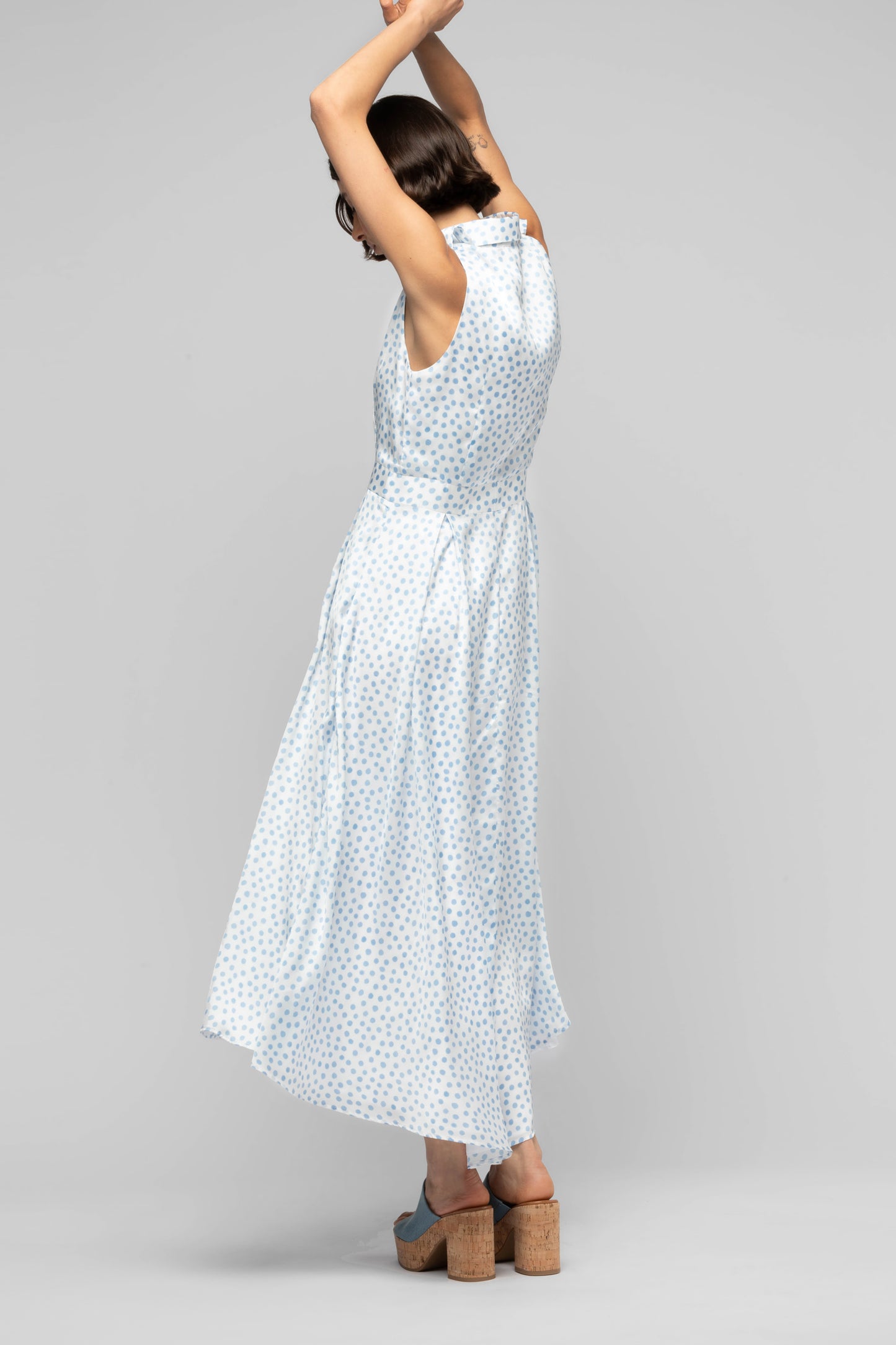 Robe Raziza bleu ciel et blanc en mode femme luxe