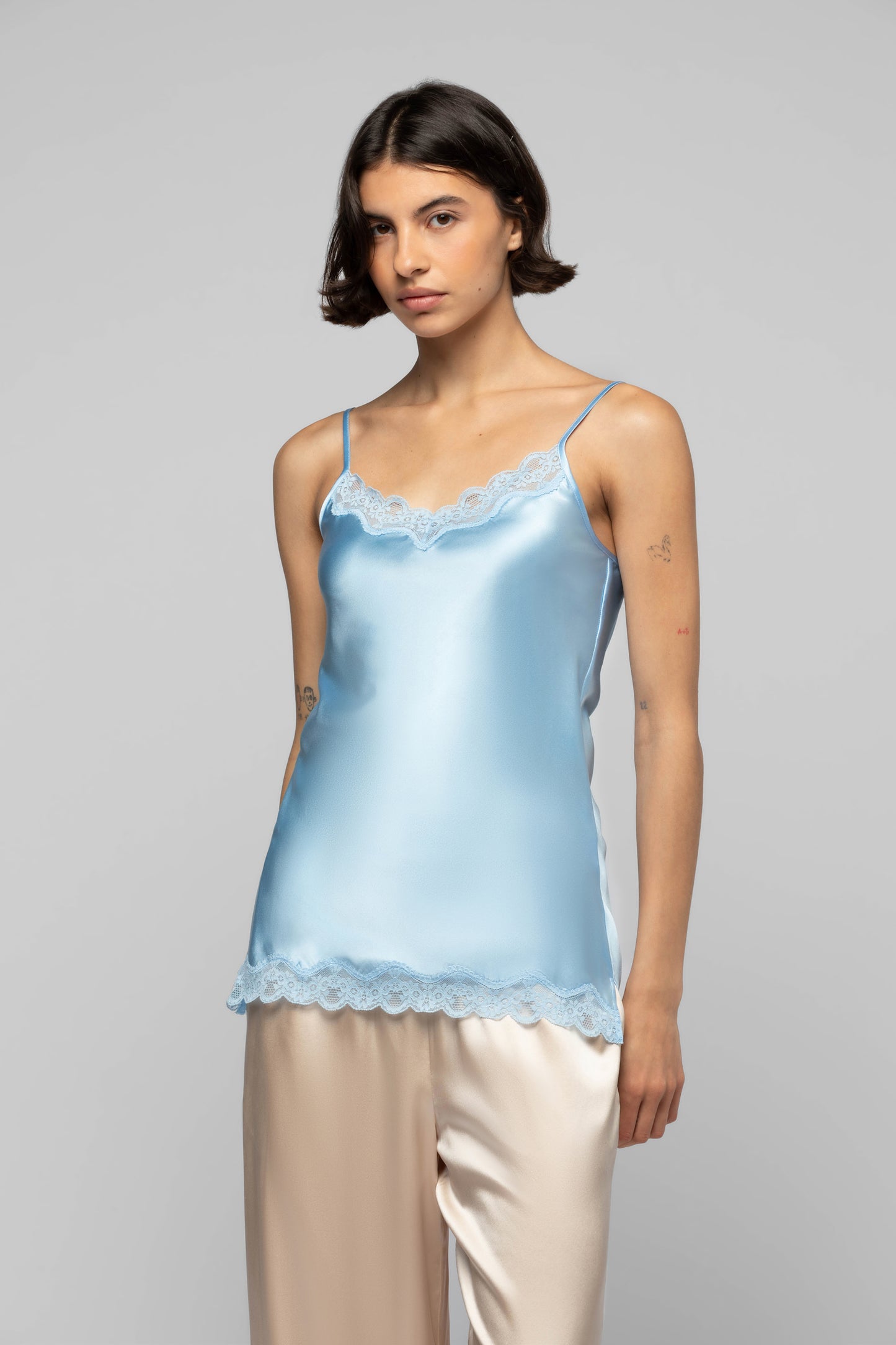 Top Tathenais bleu ciel en soie mode femme luxe