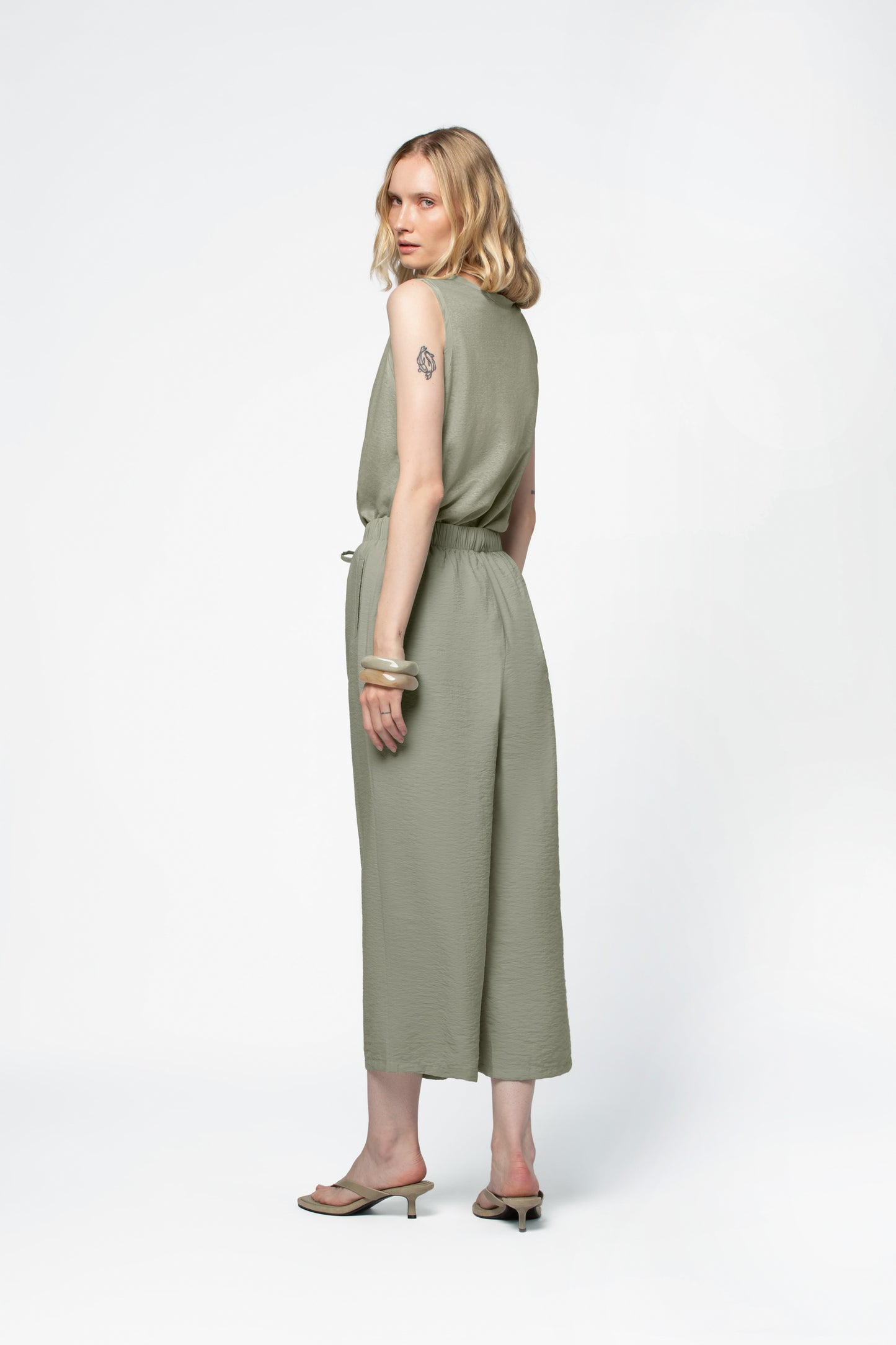 Débardeur lin à col rond mode femme luxe MAX&MOI avec détails soie vert kaki