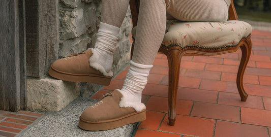 La mule en daim et fourrure de mouton : |la it-shoe de l’Automne-Hiver 25