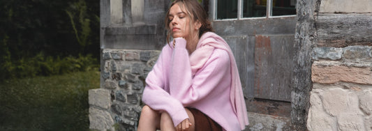 Nuances de rose-| : en cachemire ou soie, comment le porter cet hiver ?