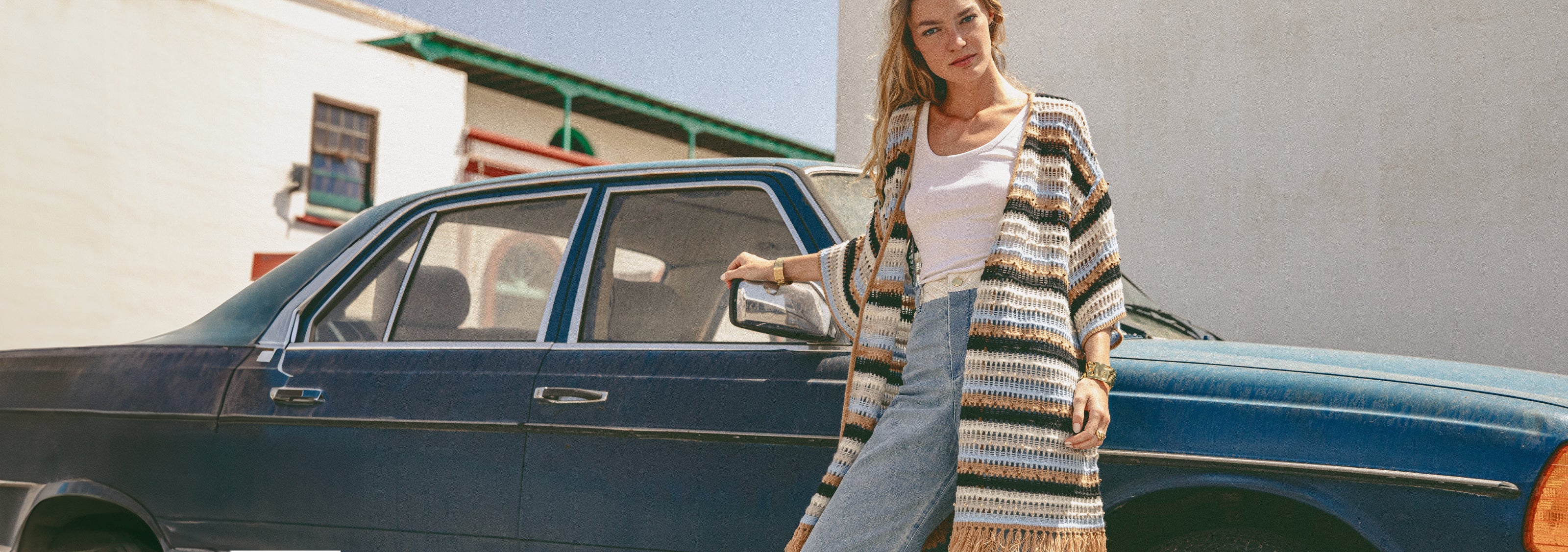 Maille crochet femme MAX&MOI – long gilet rayé multicolore en crochet porté avec jean, look casual chic été 2026