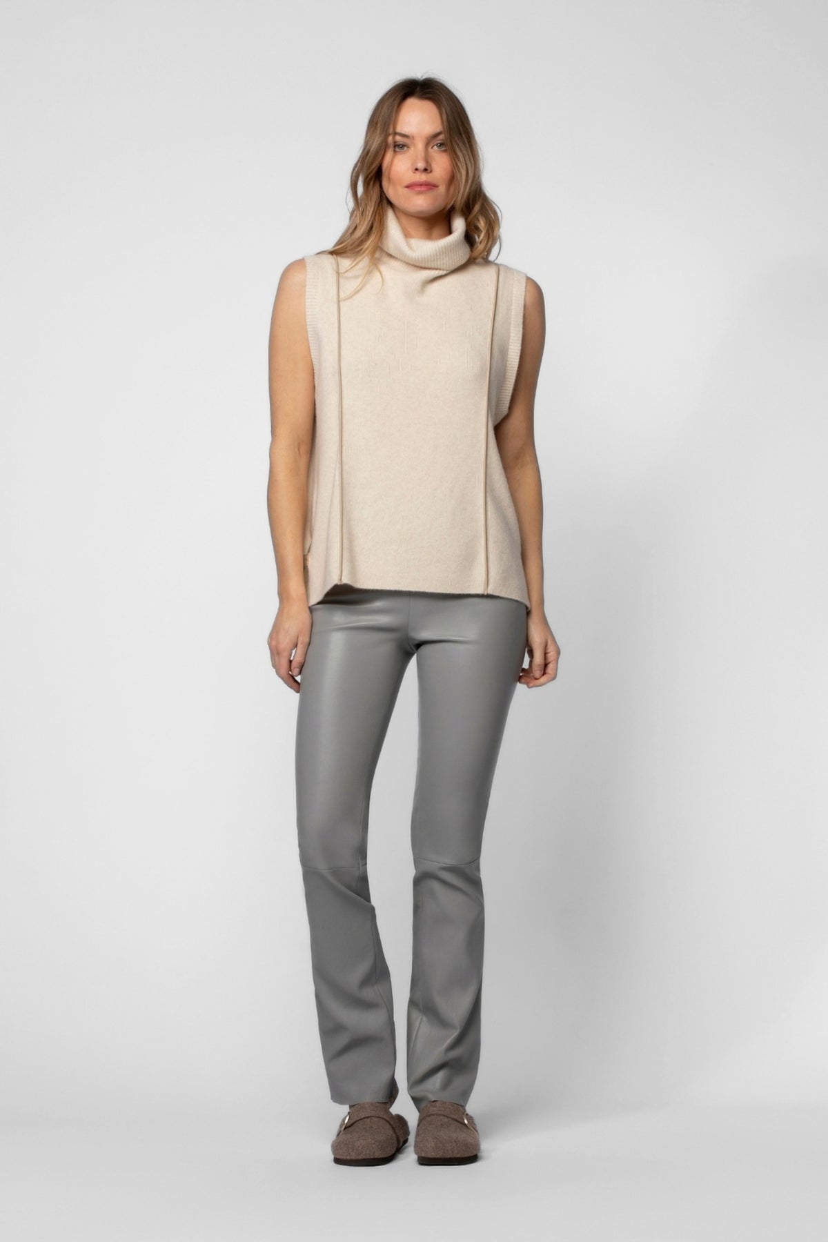 Look moderne pour femme avec legging cuir flare gris et pull sans manches en cachemire beige MAX&MOI