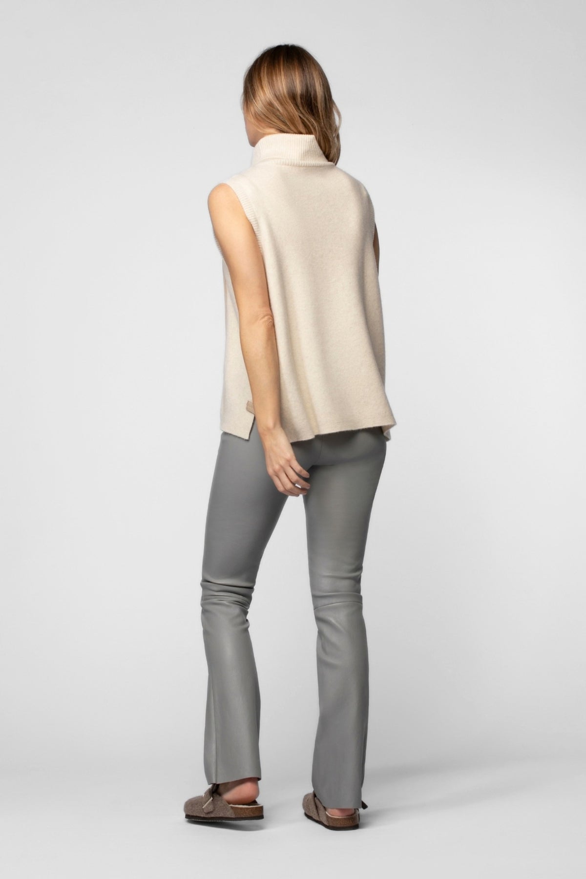 Legging en cuir d'agneau gris coupe flare évasé des collections permanentes MAX&MOI