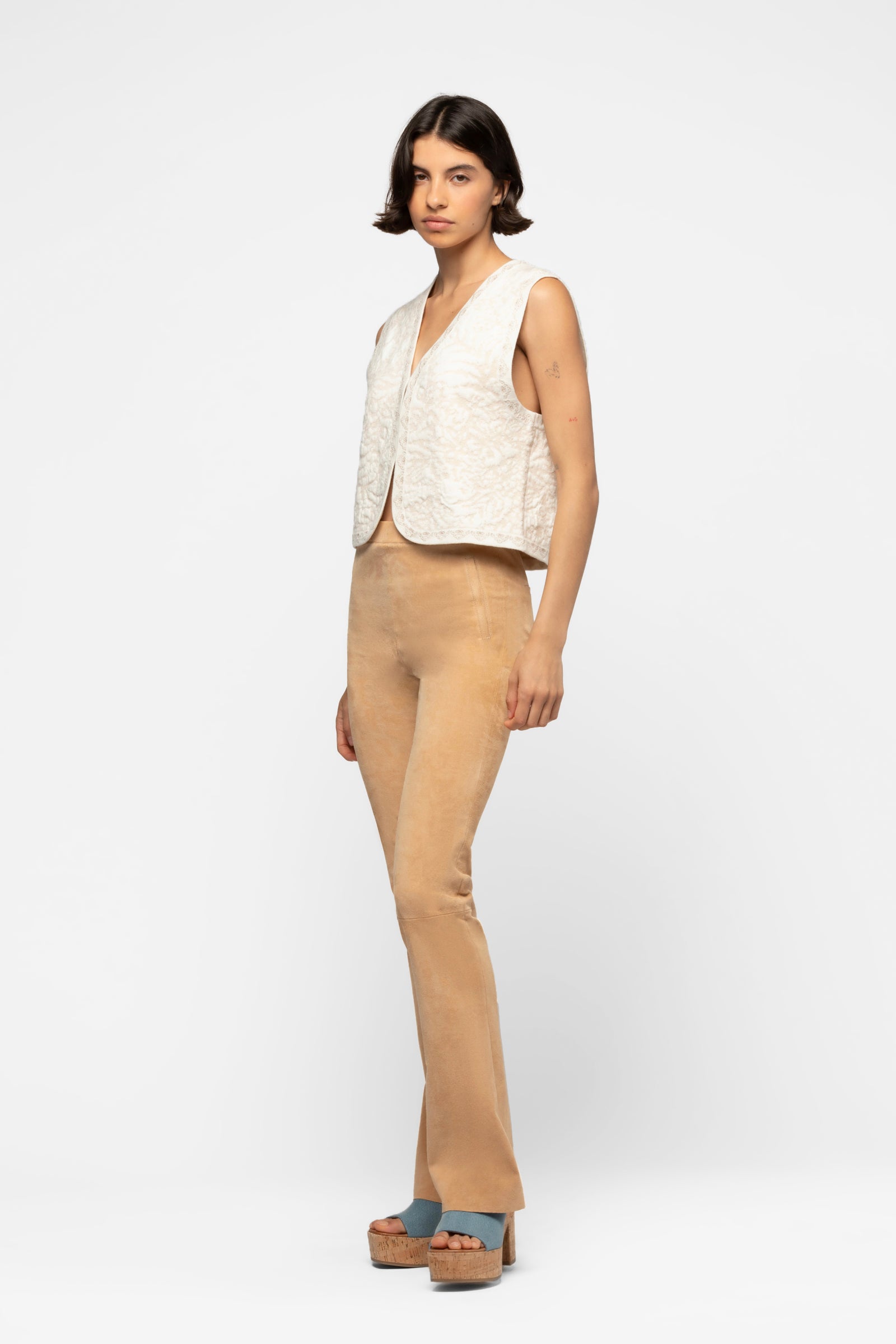 Pantalon évasé femme en daim velours luxe camel collection été MAX&MOI