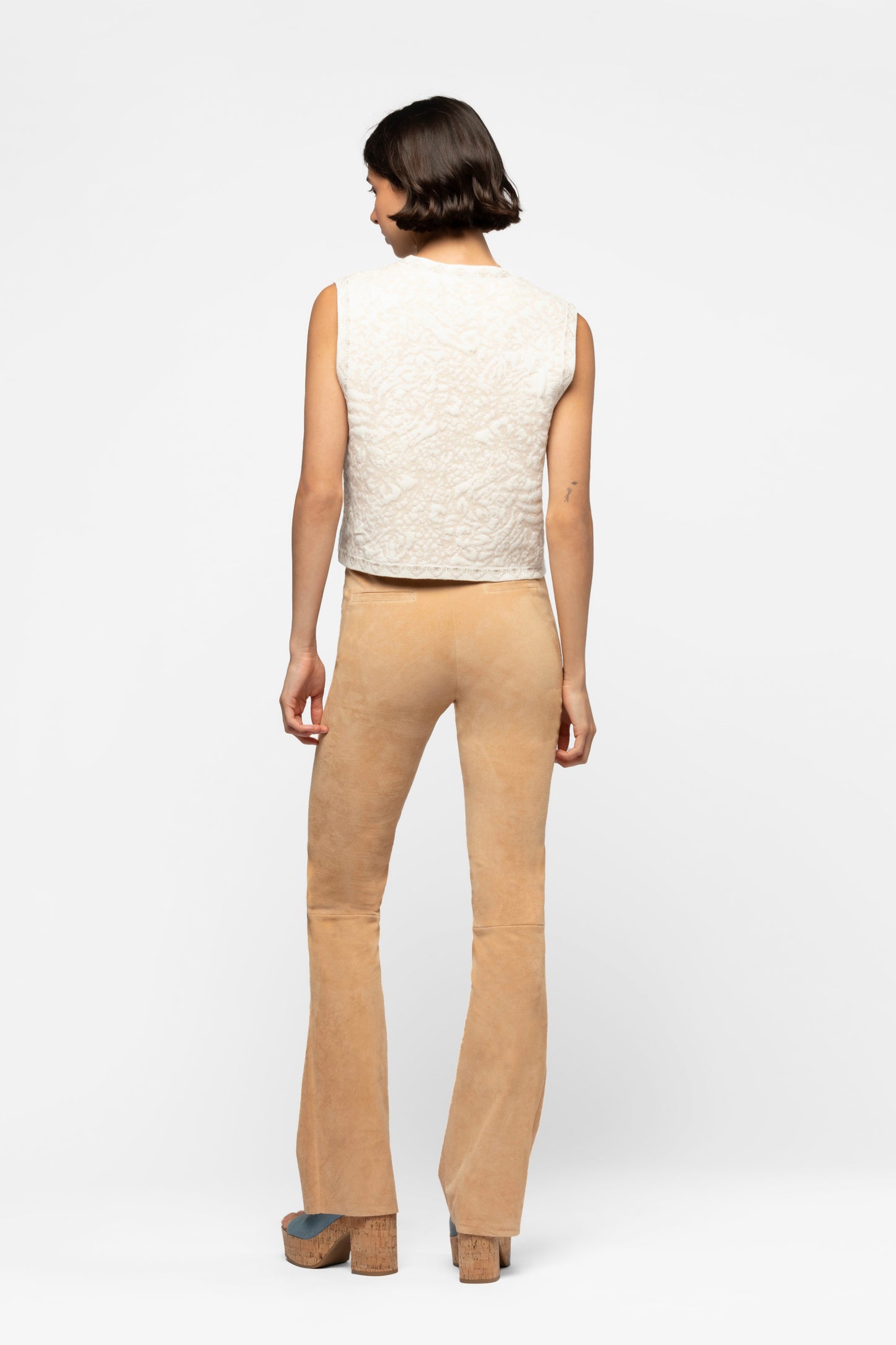 Pantalon en daim stretch femme luxe marron coupe évasée modèle MAX&MOI