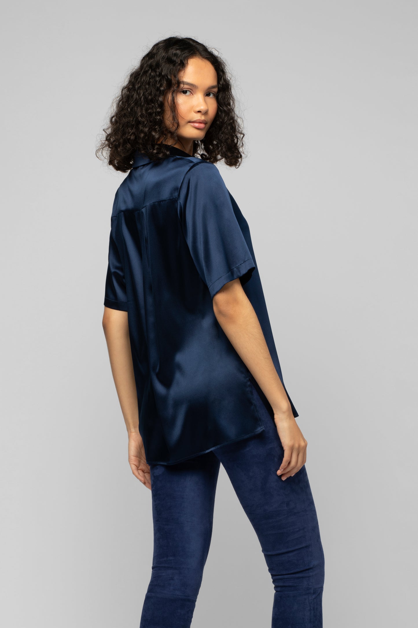 Chemise Latika bleu marine en soie mode femme luxe