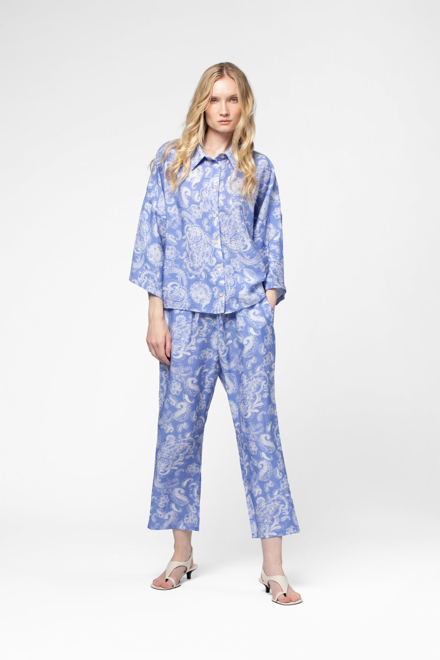 Pantalon viscose luxe coloris bleu MAX&MOI vêtement femme contemporain