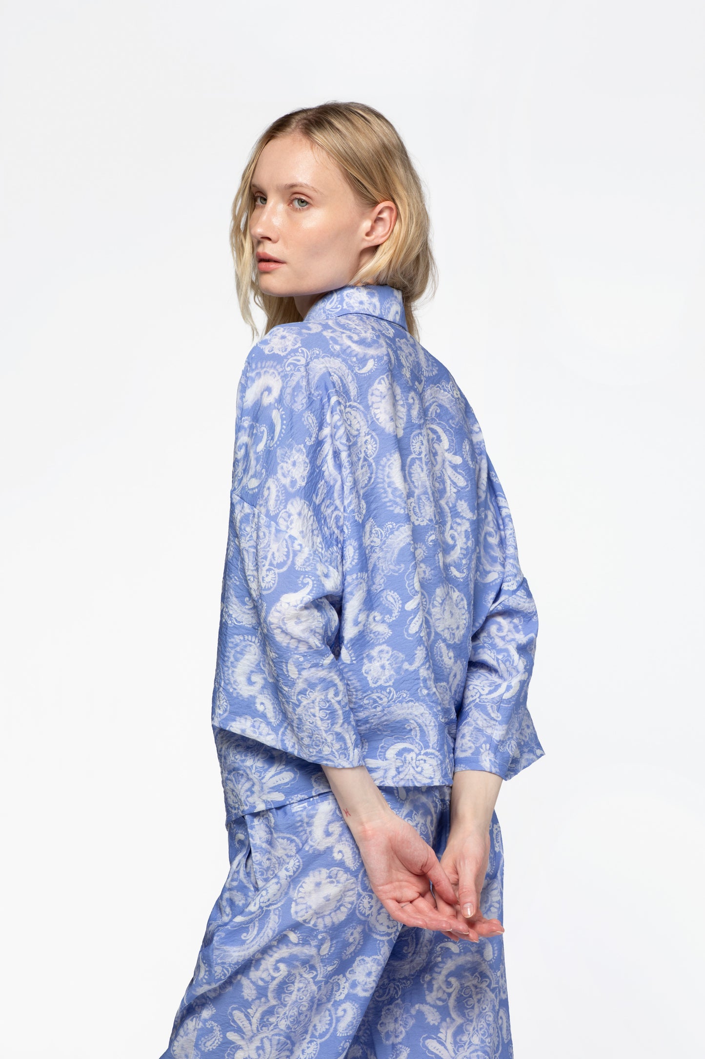 Chemise femme ample en viscose bleu collection été MAX&MOI mode contemporain
