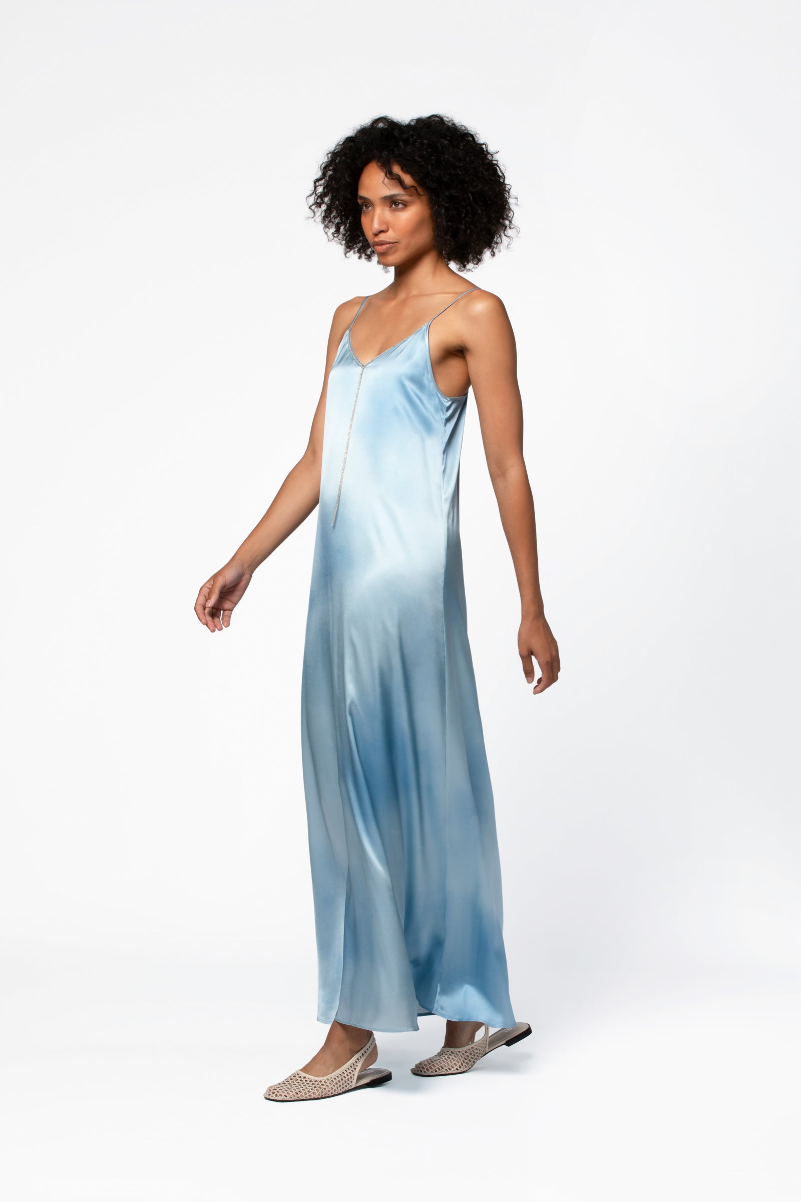 Long bleu tie-and-dye silk dress for Cocktails and Ceremonies