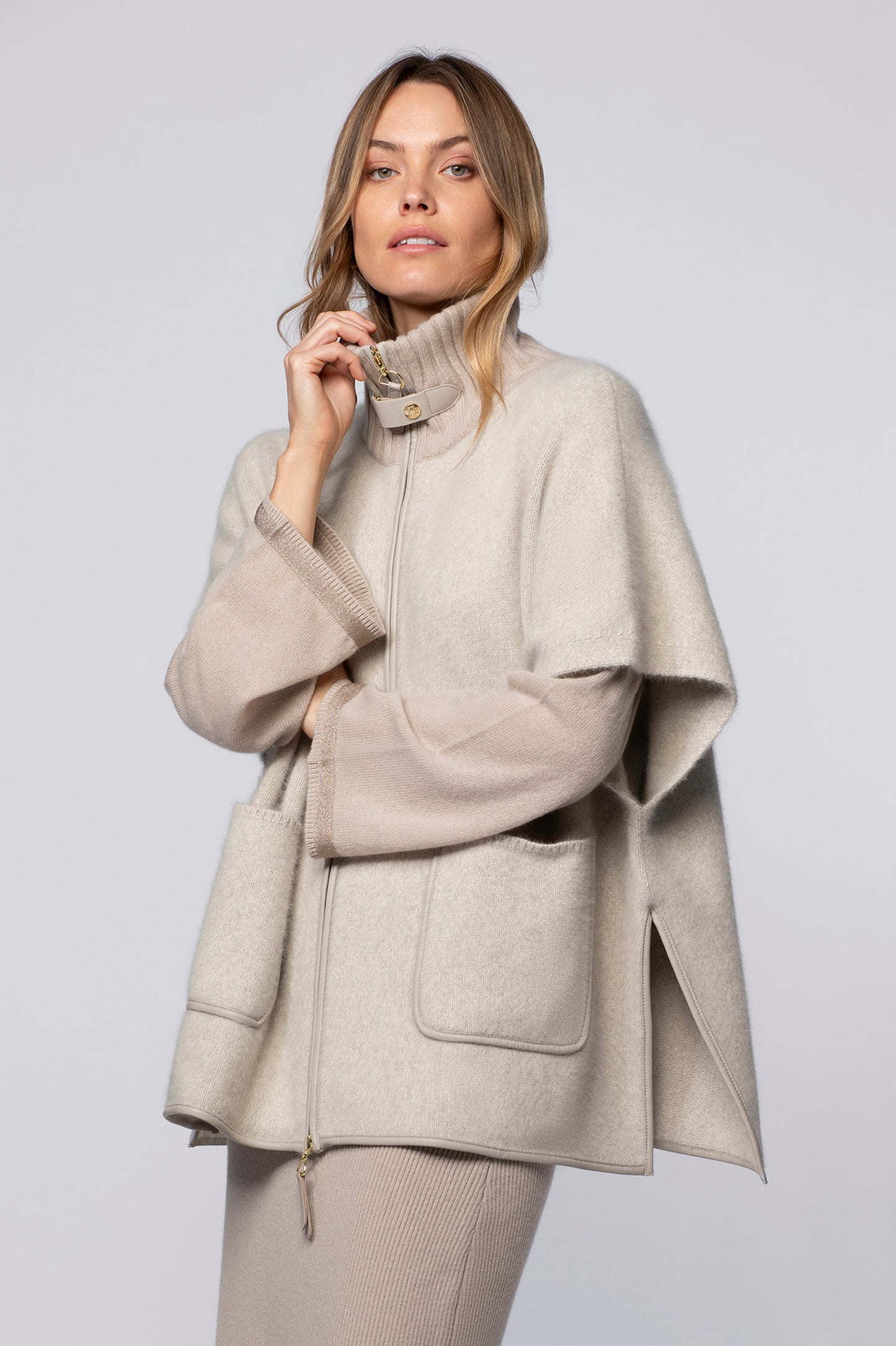 Poncho PAWA taupe en renard laine soie haut de gamme MAX&MOI