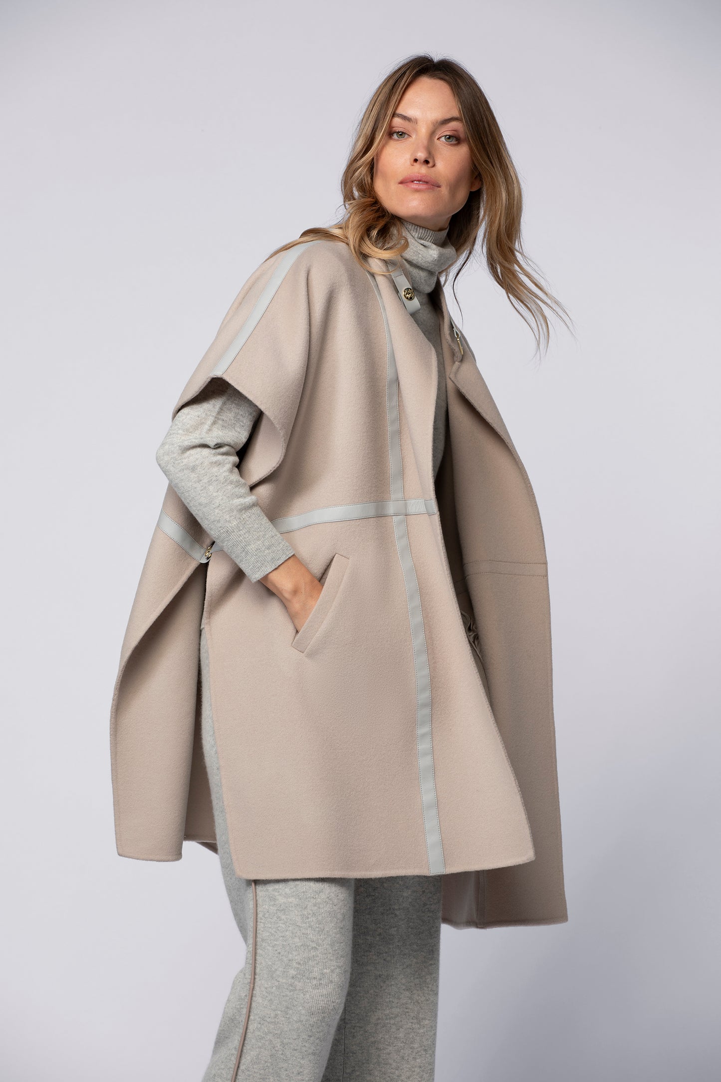 Cape VAZILI taupe en laine haut de gamme MAX&MOI