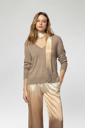 Pull col V en laine et cachemire avec foulard en soie amovible. Pantalon fluide en soie. Silhouette MAX&MOI Automne-Hiver 2026