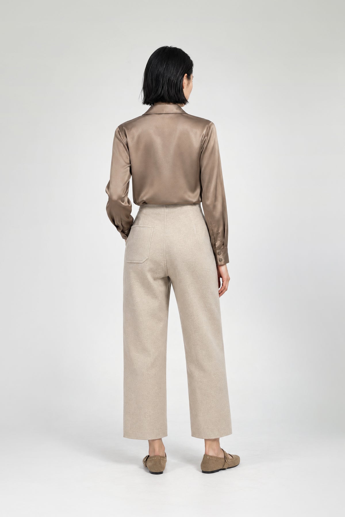 Pantalon beige laine double face femme luxe avec taille haute et coupe carotte MAX&MOI