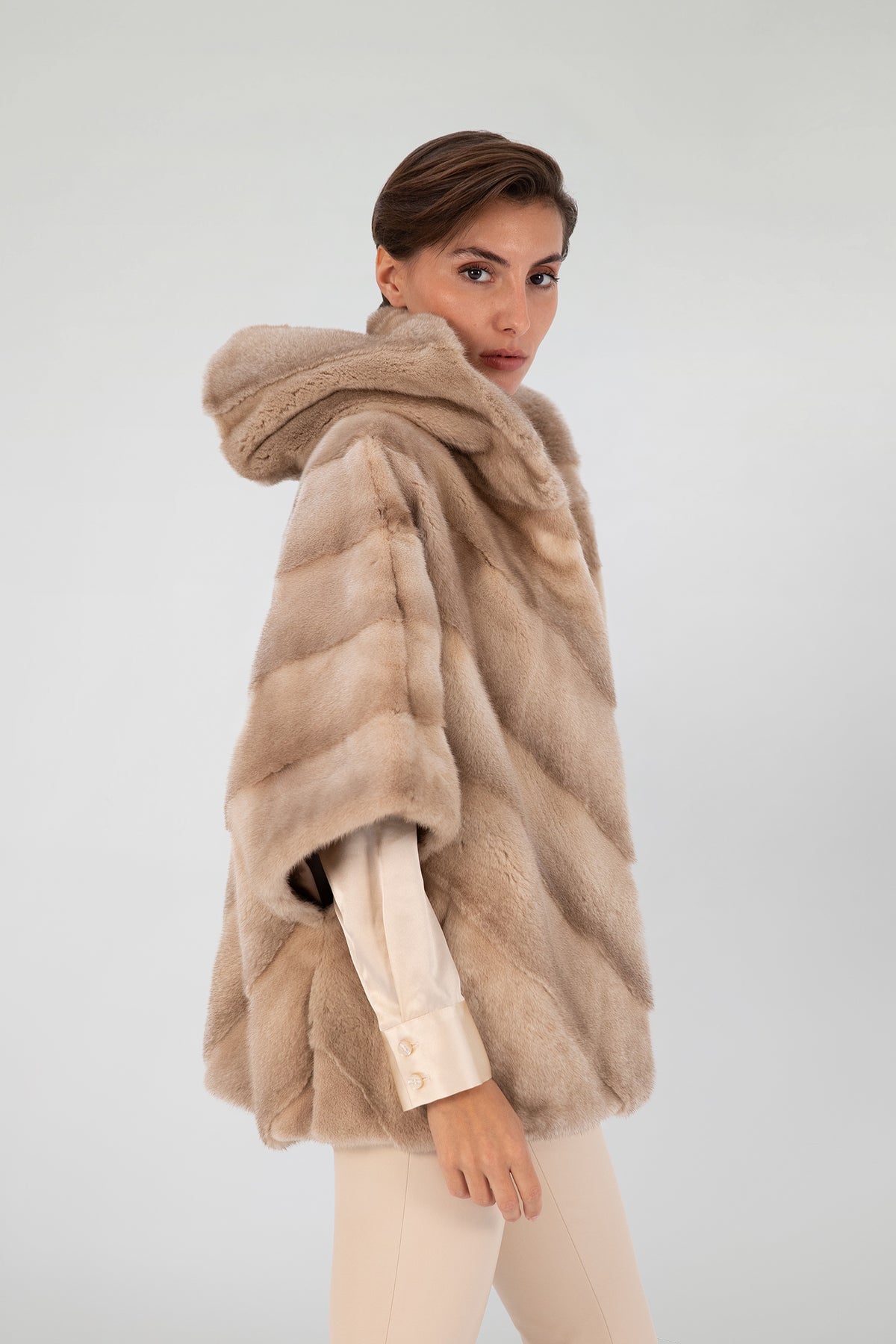 MOSCOVA cape