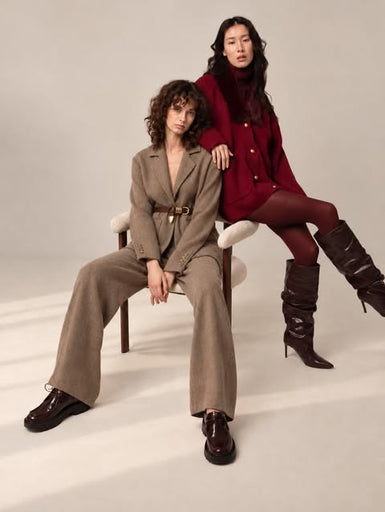Deux femmes en studio, en tailleur pantalon en maille raccoon taupe et veste en maille bordeaux MAX&MOI.