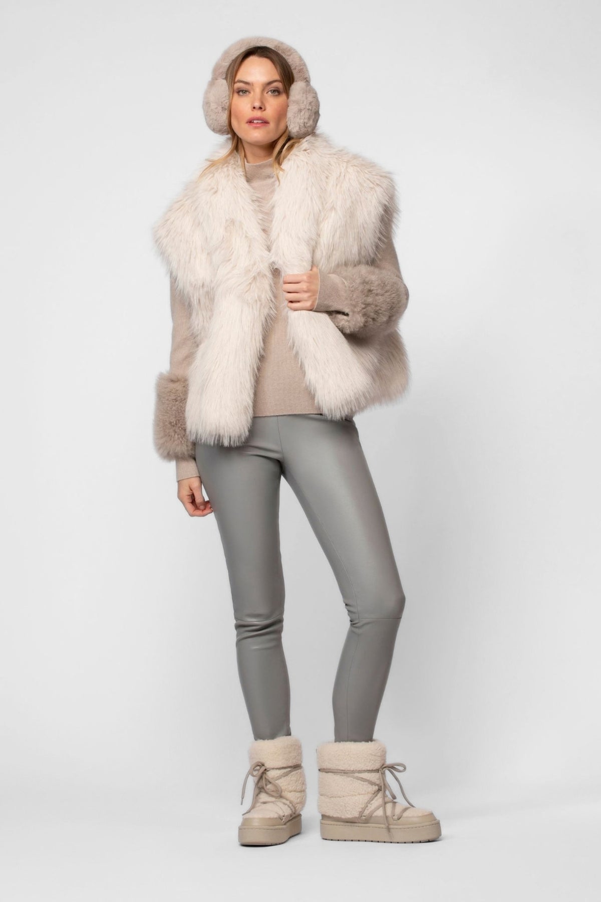 Legging cuir gris pour femme associé à maille cachemire MAX&MOI et veste sans manches en fausse fourrure beige