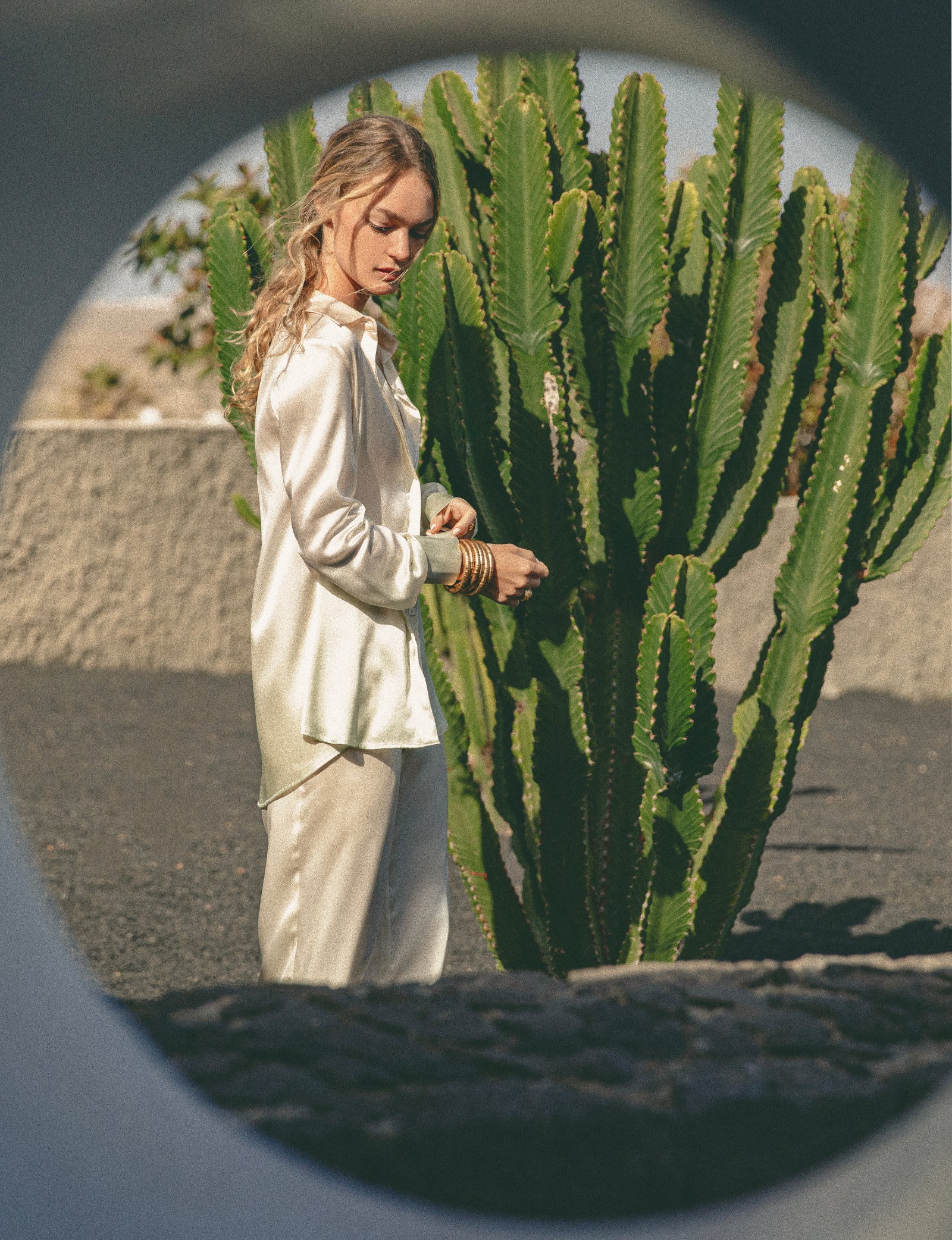 Pantalon en soie fluide et chemise en soie LEVY tie & die crème kaki. Tenue été femme à Lanzarote – Collection HORIZON Printemps-Eté MAX&MOI