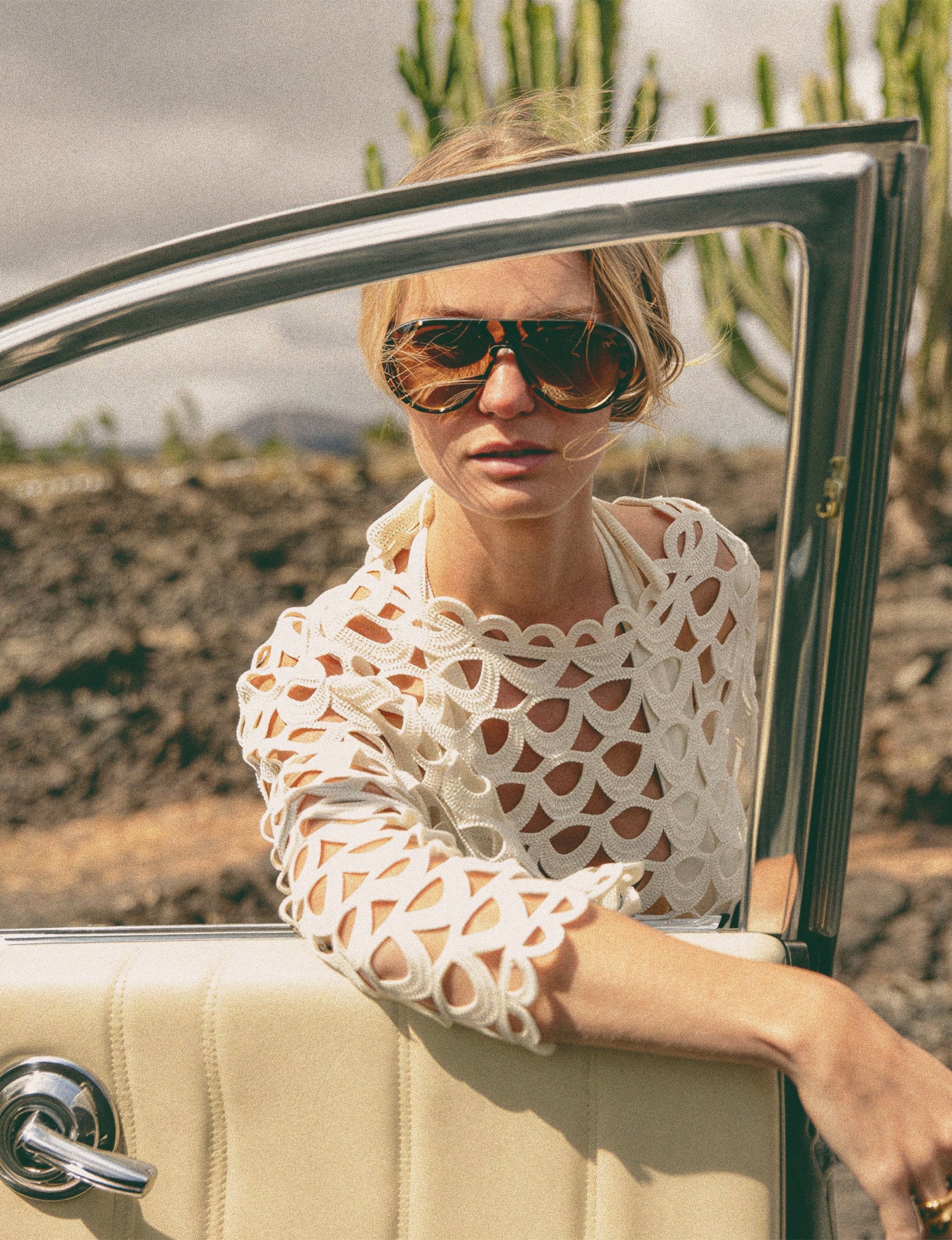 Silhouette été femme en pull en maille crochet sur route volcanique à Lanzarote – Collection HORIZON Printemps-Eté MAX&MOI