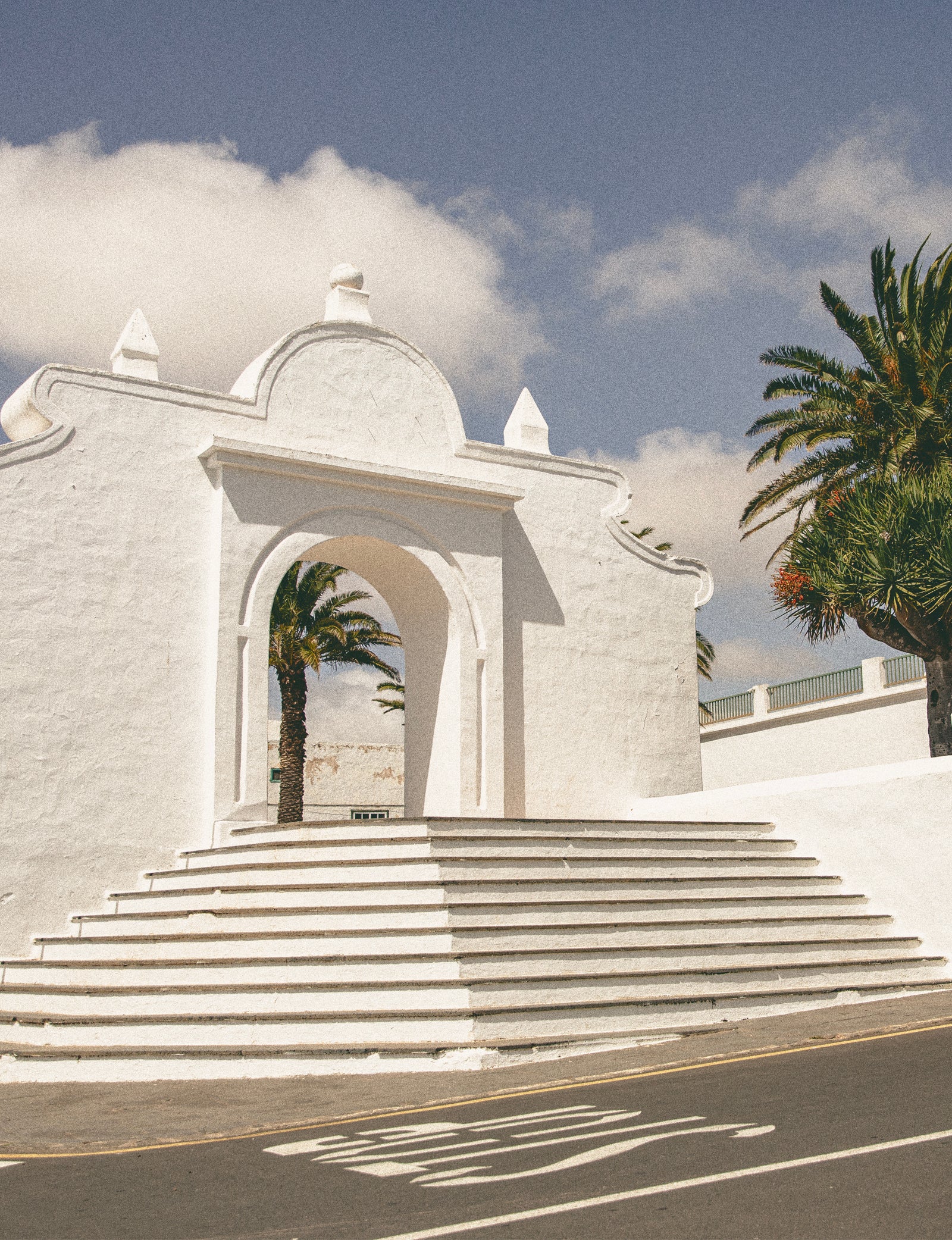 La collection HORIZON Printemps-Été MAX&MOI photographiée à Lanzarote, arche blanche et décor emblématique de l’île. Un shooting comme un voyage.