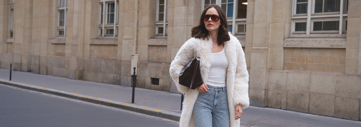 Femme portant le jean BELLE en denim bleu ciel et le manteau MOUSSE en fausse fourrure Furever. Collection MAX&MOI Automne-Hiver 26