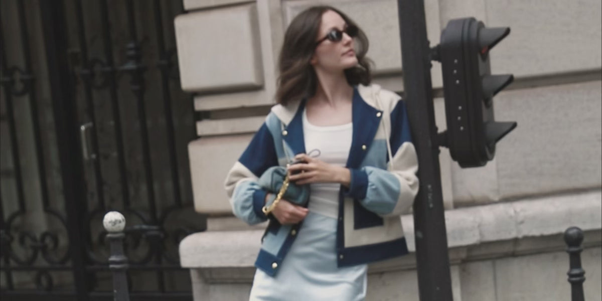 Load video: LookS casual6chic en denim et soie, ou denim et maille cachemire, filmés dans Paris à la rentrée. Collection Automne-Hiver 26 MAX&amp;MOI