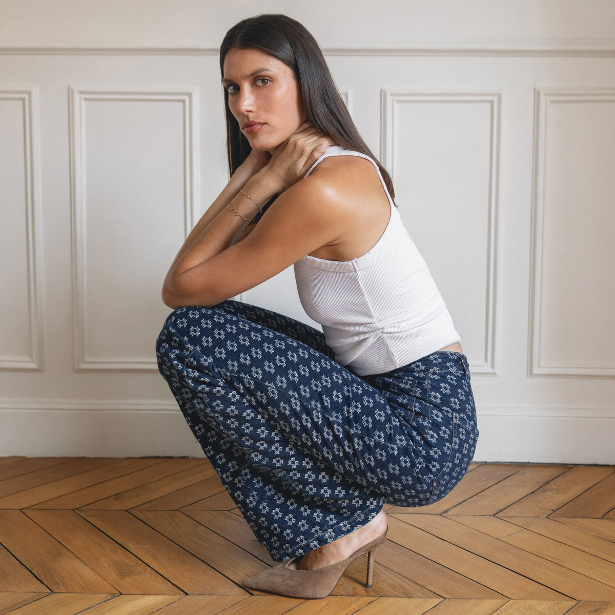 Femme portant un jean flare MAX&MOI avec le monogramme de la Maison tissé en jacquard. 