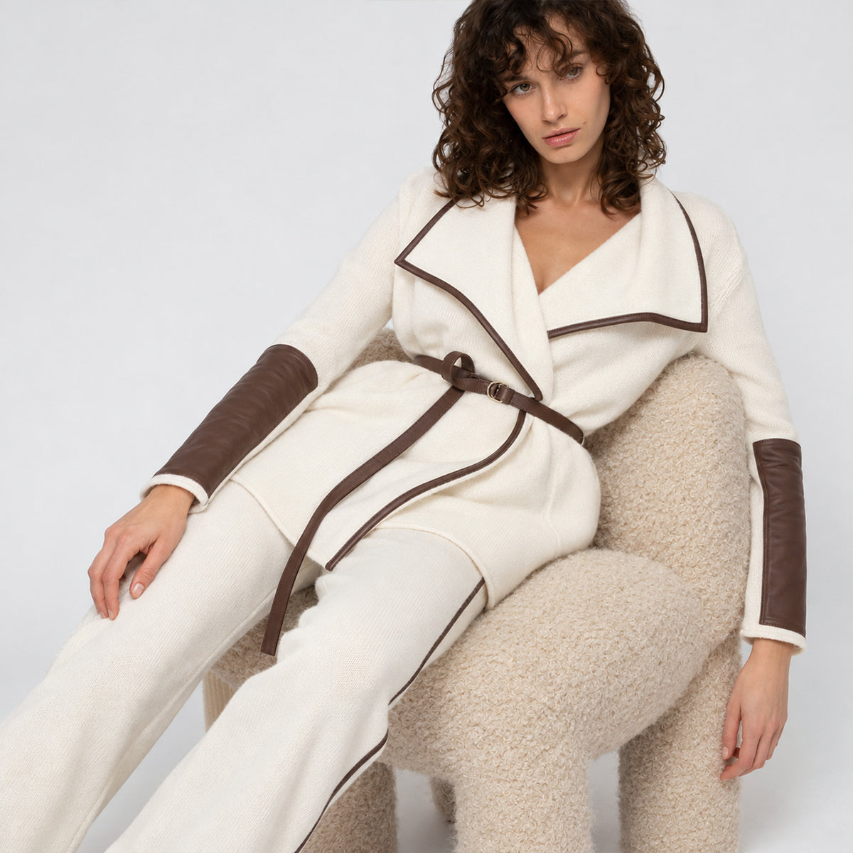 Mannequin portant le gilet PENELOPE et le pantalon BULLY en maille laine et cachemire blanche, avec finitions en cuir d’agneau marron – MAX&MOI. Collection Automne-Hiver 26. Articles proposés en précommande.