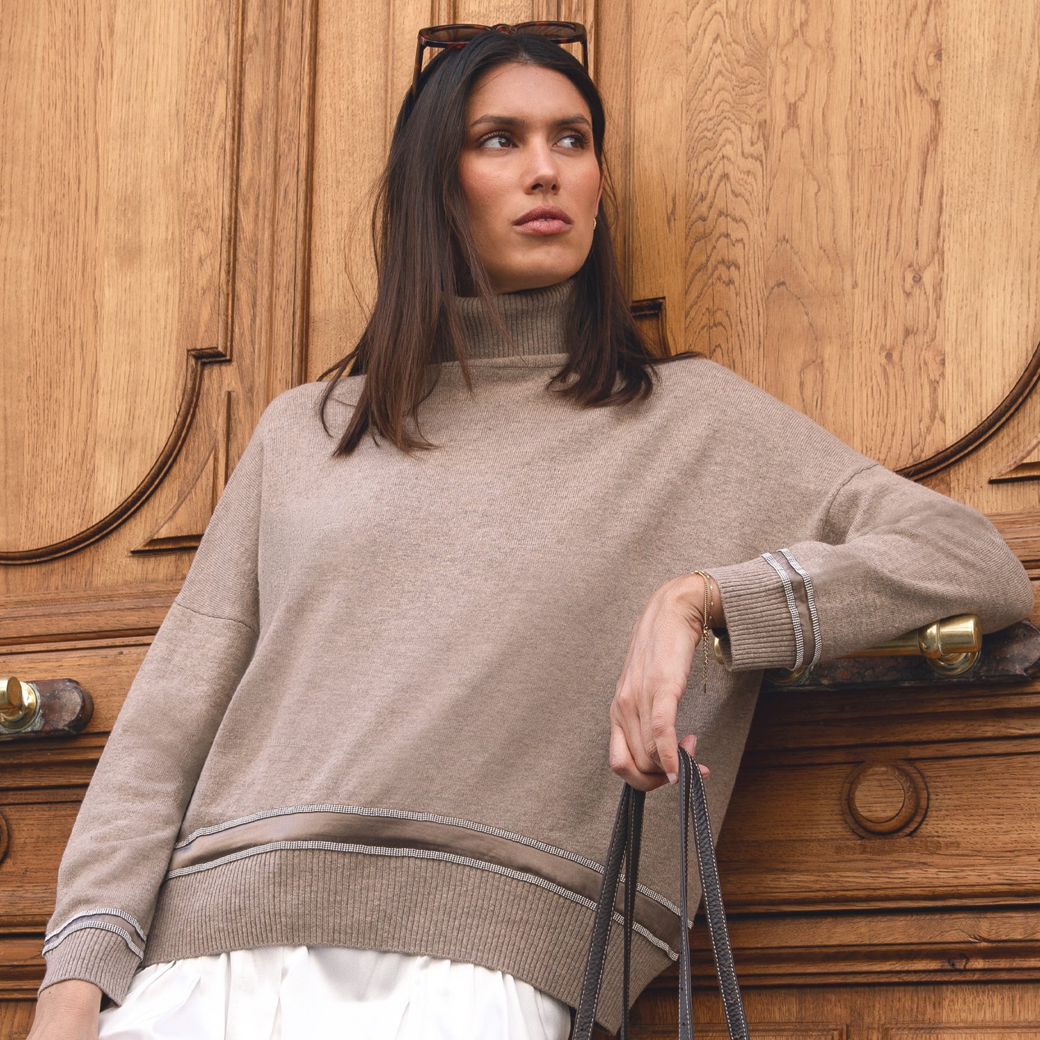 Femme portant une maille signature MAX&MOI en laine et cachemire avec détails en soie et fils lurex – Collection Automne-Hiver 2026