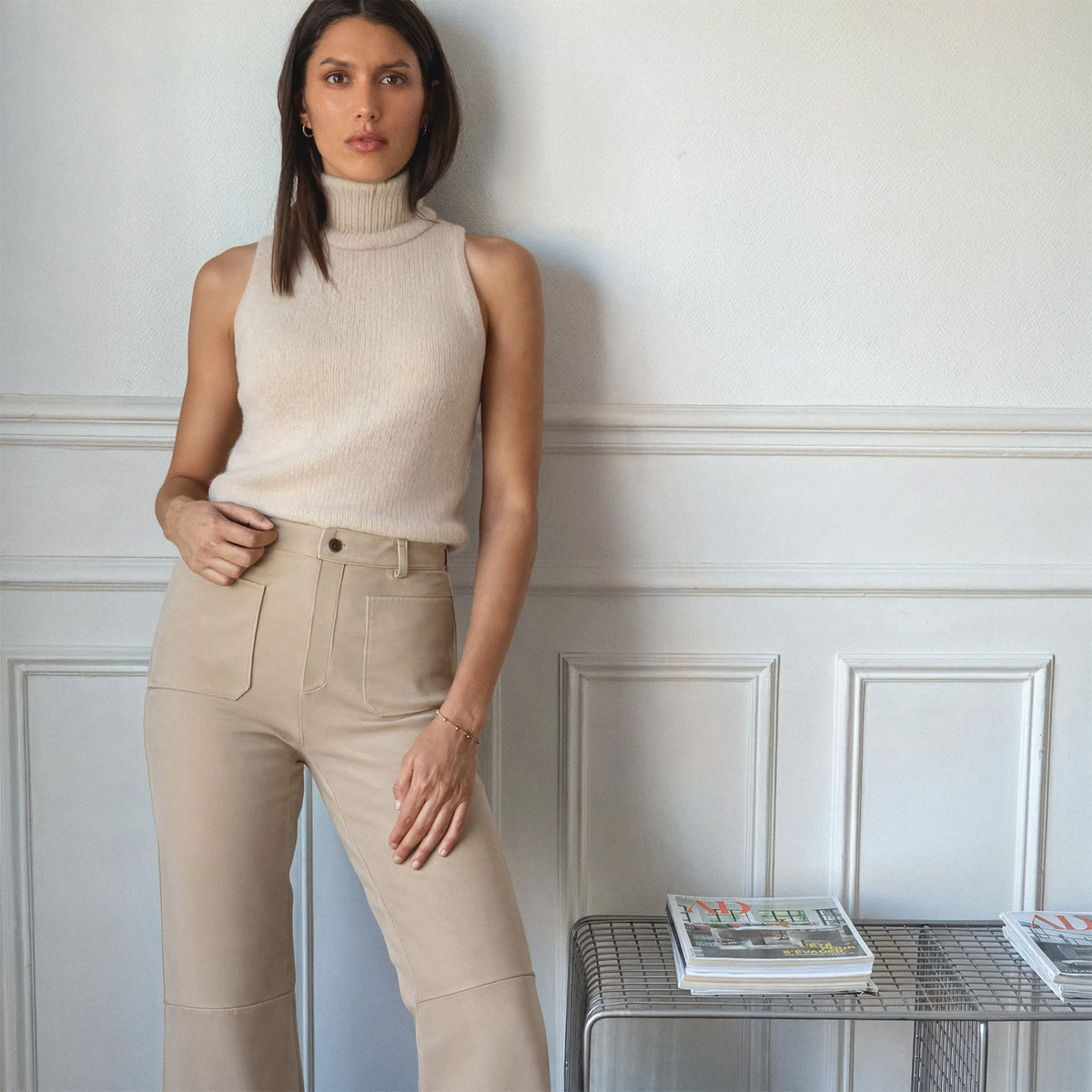 Femme portant un pantalon en cuir d’agneau MAX&MOI et un pull sans manches en maille raccoon – Collection Automne-Hiver 2026