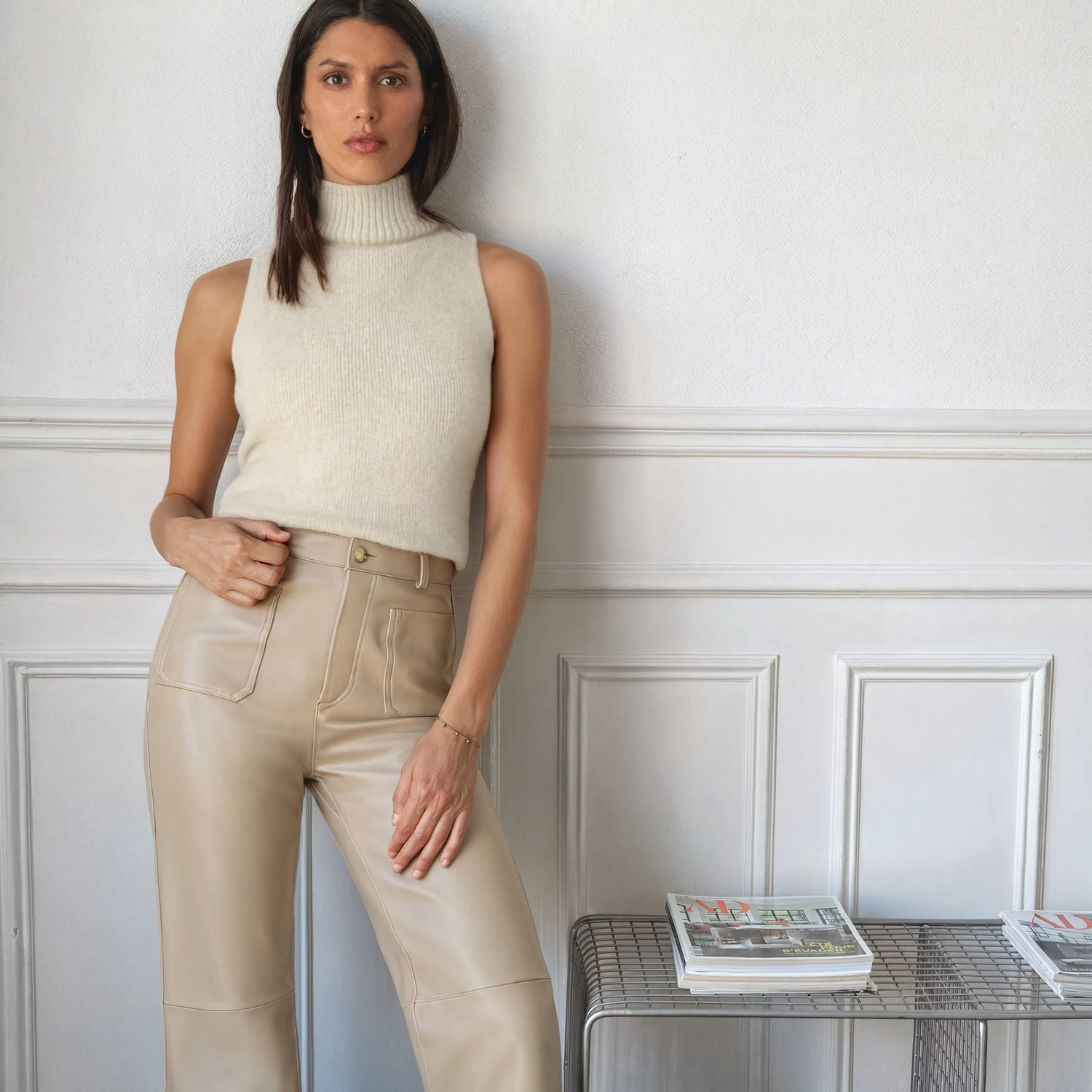 Femme portant un pantalon en cuir d’agneau MAX&MOI et un pull sans manches en maille raccoon – Collection Automne-Hiver 2026