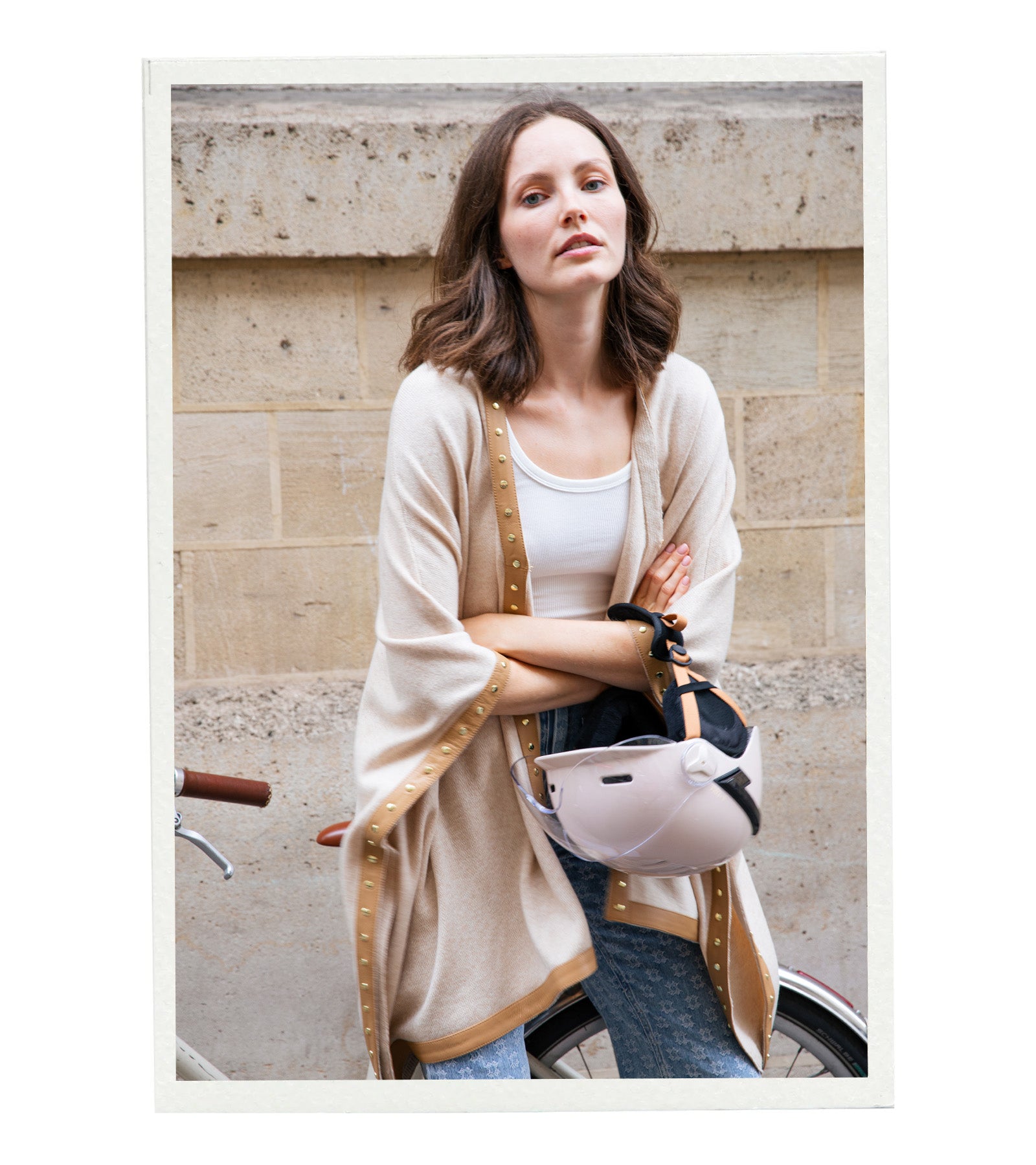 Look casual chic avec jean flare en denim BELLE et poncho GIORNA en laine et cachemire, avec bande de cuir contrasté et clous dorés, MAX&MOI. Collection Automne-Hiver 26