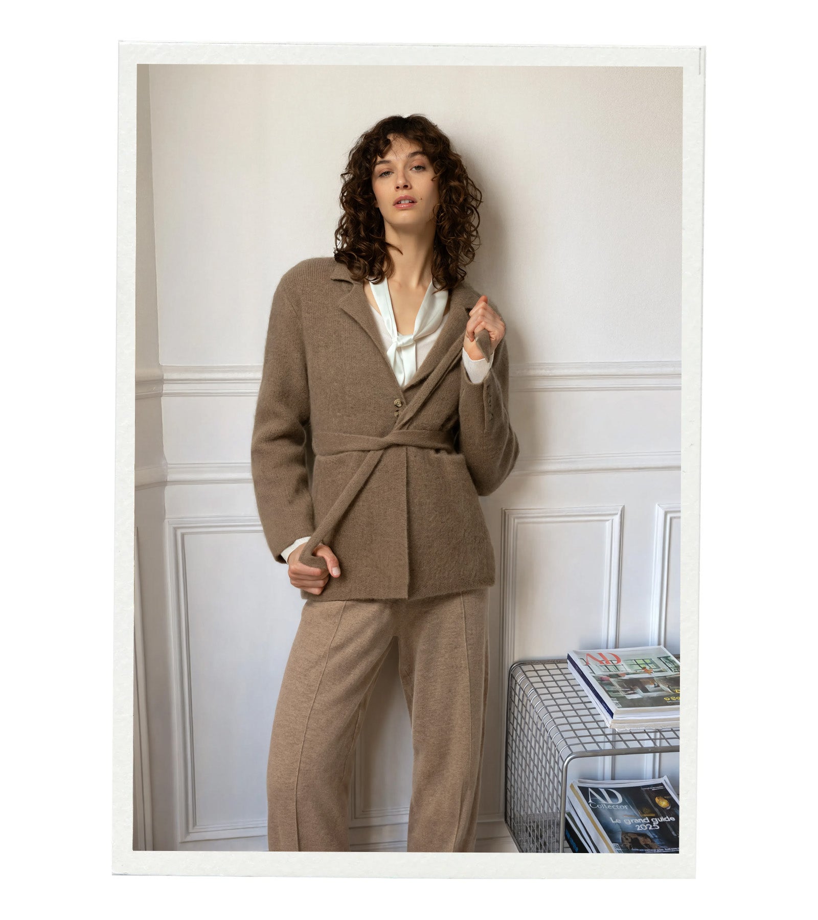 Veste de tailleur pour femme VILDA en maille raccoon moka MAX&MOI – look officewear. Collection Automne-Hiver 2026