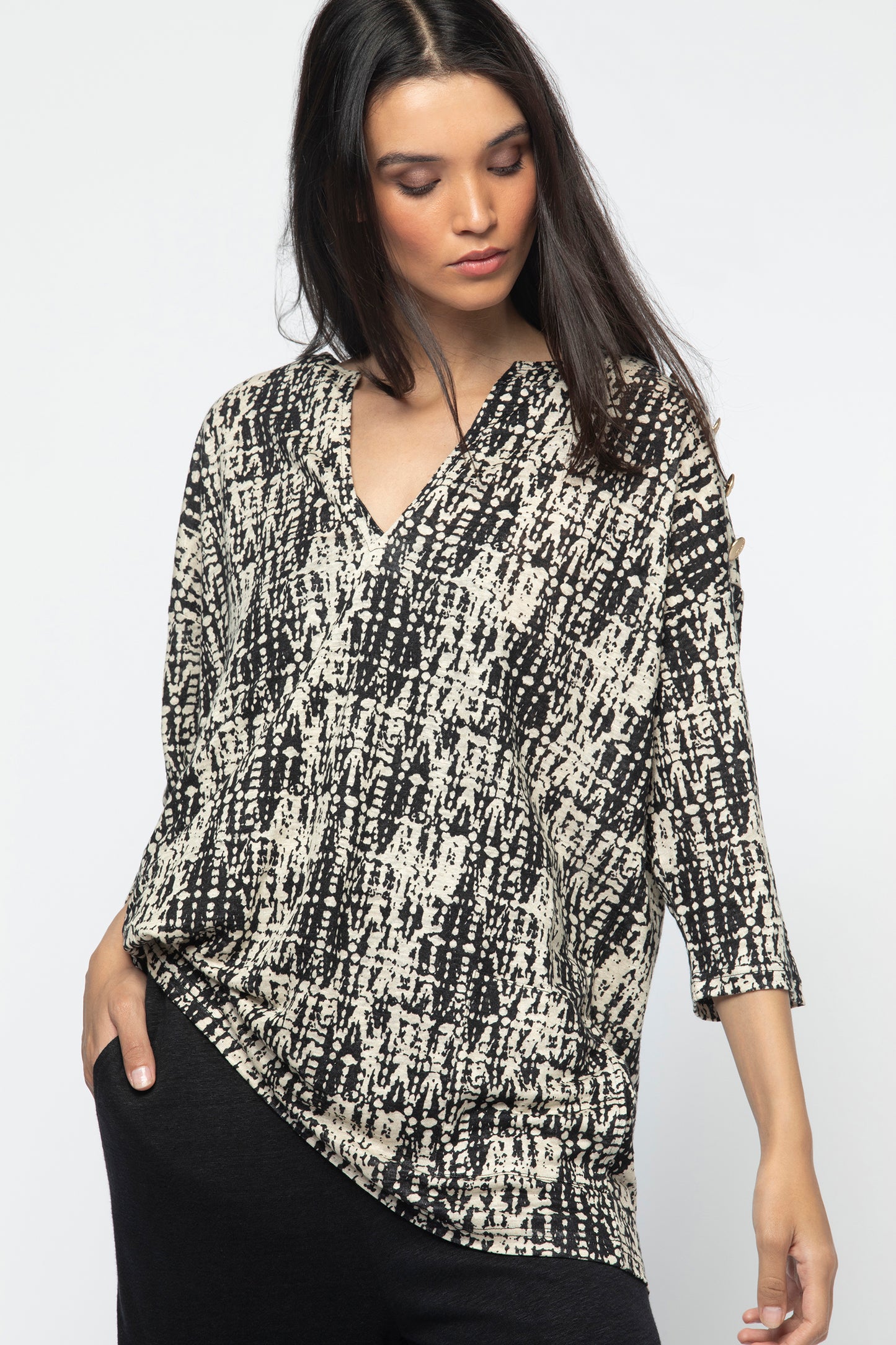 HAKEA Tie & Dye black linen top